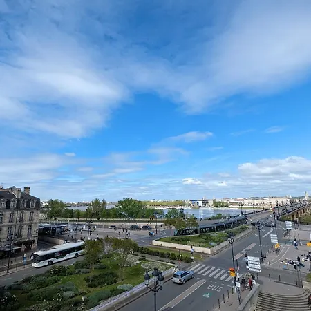 아파트 De Charme Sous Les Toits Avec Vue Sur La Garonne 보르도